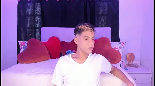 Snapshot of Ethan_Boyy chatting on February 2025 08:53:02 PM Ethan Boyy online show from February 2025 08:53:02 PM