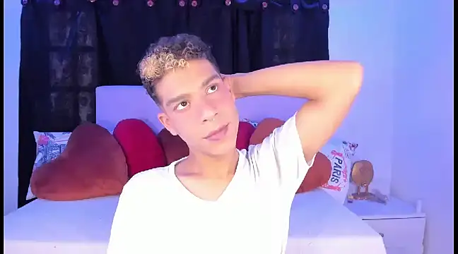 Snapshot of Ethan_Boyy chatting on February 2025 08:19:02 PM Ethan Boyy online show from February 2025 08:19:02 PM