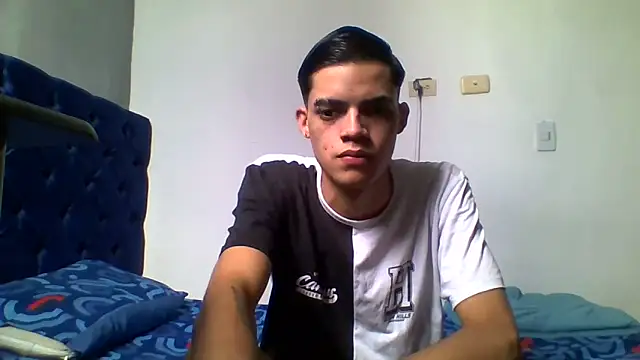 Snapshot of Latinos_2001 chatting on May 2026 02:47:01 PM Latinos 2001 online show from May 2026 02:47:01 PM