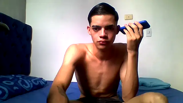 Snapshot of Latinos_2001 chatting on June 2026 04:09:01 PM Latinos 2001 online show from June 2026 04:09:01 PM