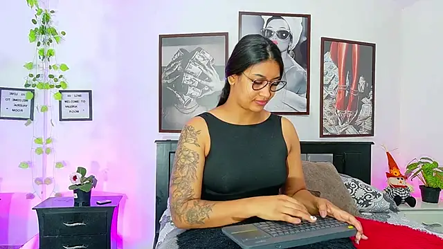 loretahorny online show from February 2026 01:00:02 PM