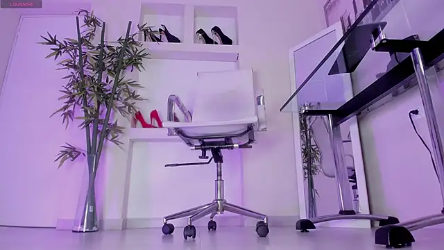 hannah howeell   online show from April 2026 09:54:01 AM