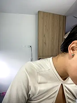 Snapshot of Sofia18_pinkk chatting on November 2025 09:46:02 PM Sofia18 pinkk online show from November 2025 09:46:02 PM