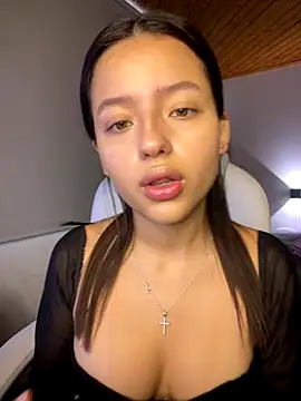 Snapshot of Sofia18_pinkk chatting on November 2025 08:30:01 PM Sofia18 pinkk online show from November 2025 08:30:01 PM