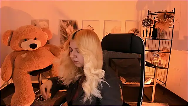 DiaAngell online show from December 2025 07:31:02 PM