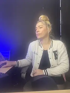 Snapshot of viktoria_davis_ chatting on November 2025 10:42:02 PM viktoria davis online show from November 2025 10:42:02 PM