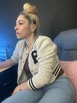 Snapshot of viktoria_davis_ chatting on November 2025 12:44:02 AM viktoria davis online show from November 2025 12:44:02 AM