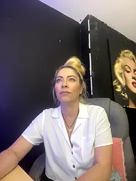 Snapshot of viktoria_davis_ chatting on December 2025 12:19:01 AM viktoria davis online show from December 2025 12:19:01 AM