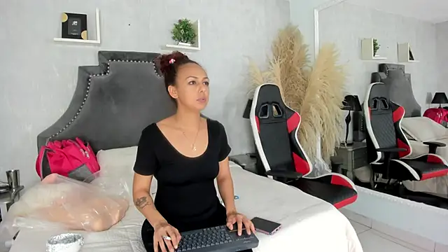 Snapshot of DalayMoore chatting on July 2026 08:11:01 PM DalayMoore online show from July 2026 08:11:01 PM