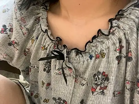 Snapshot of riri_riri_jp chatting on September 2025 10:37:01 AM riri riri jp online show from September 2025 10:37:01 AM