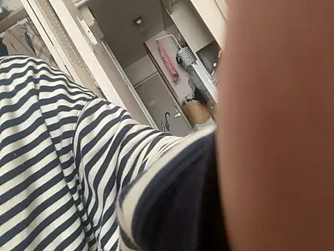 Snapshot of riri_riri_jp chatting on November 2025 01:51:02 AM riri riri jp online show from November 2025 01:51:02 AM