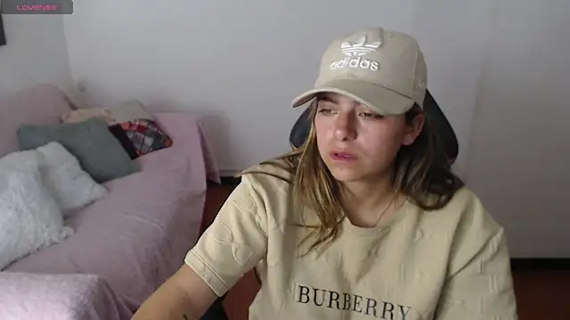 Snapshot of Kitten_Cam chatting on December 2025 11:23:01 PM Kitten Cam online show from December 2025 11:23:01 PM