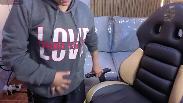 Snapshot of Kitten_Cam chatting on February 2026 03:54:01 AM Kitten Cam online show from February 2026 03:54:01 AM