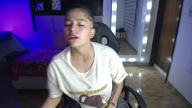 Snapshot of Kitten_Cam chatting on February 2026 01:09:02 PM Kitten Cam online show from February 2026 01:09:02 PM