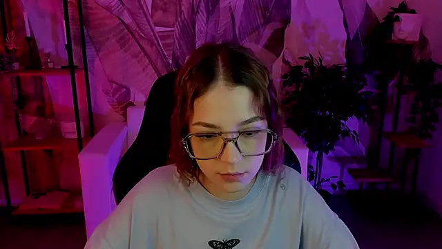 Snapshot of PamBeesly chatting on January 2025 11:28:01 AM PamBeesly online show from January 2025 11:28:01 AM