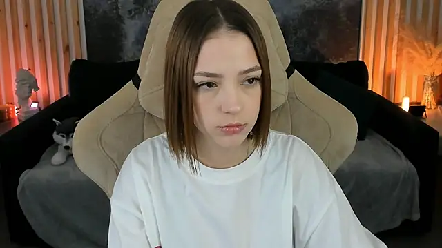 Snapshot of PamBeesly chatting on October 2025 08:40:01 AM PamBeesly online show from October 2025 08:40:01 AM