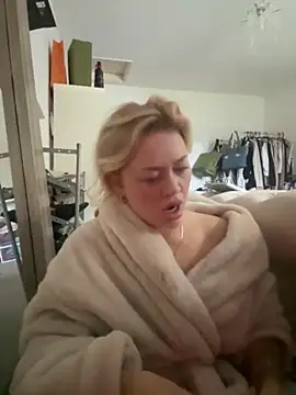 Snapshot of blissdimicco chatting on November 2025 08:35:02 AM blissdimicco online show from November 2025 08:35:02 AM