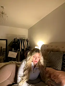 Snapshot of blissdimicco chatting on November 2025 06:18:02 PM blissdimicco online show from November 2025 06:18:02 PM