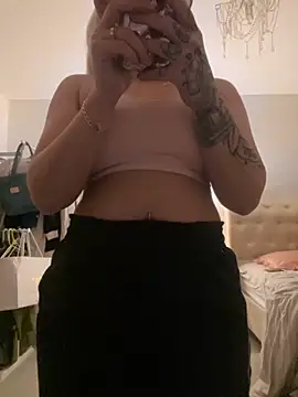 Snapshot of blissdimicco chatting on November 2025 06:56:02 PM blissdimicco online show from November 2025 06:56:02 PM