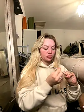 Snapshot of blissdimicco chatting on December 2025 12:32:01 PM blissdimicco online show from December 2025 12:32:01 PM