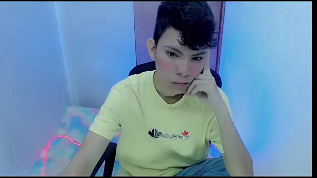 Snapshot of Alexxx_lov chatting on February 2025 12:35:02 PM Alexxx lov online show from February 2025 12:35:02 PM