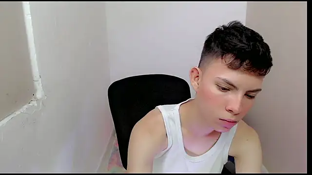 Snapshot of Alexxx_lov chatting on March 2025 01:19:02 PM Alexxx lov online show from March 2025 01:19:02 PM