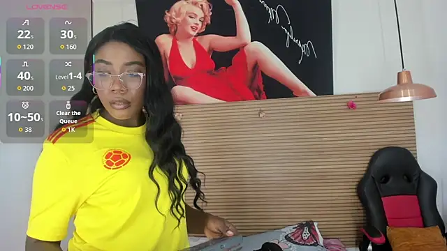 Snapshot of Dakkota_Fox chatting on October 2025 10:15:01 PM Dakkota Fox online show from October 2025 10:15:01 PM