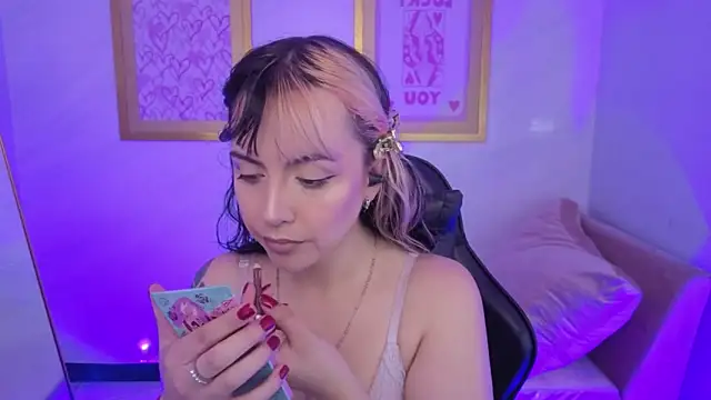 Hela v online show from February 2026 08:02:01 PM