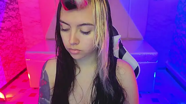 Hela v online show from March 2026 01:04:01 PM