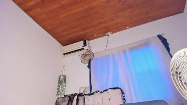 alice guzman1 online show from October 2025 06:01:01 PM