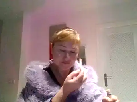 Snapshot of Luzia-Sal chatting on February 2025 07:40:02 AM Luzia-Sal online show from February 2025 07:40:02 AM