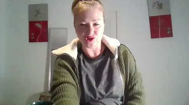 Snapshot of Luzia-Sal chatting on February 2025 07:44:02 AM Luzia-Sal online show from February 2025 07:44:02 AM