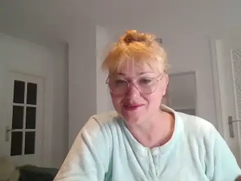 Snapshot of Luzia-Sal chatting on February 2025 08:52:02 AM Luzia-Sal online show from February 2025 08:52:02 AM