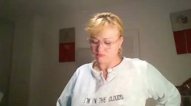 Snapshot of Luzia-Sal chatting on February 2025 07:27:02 AM Luzia-Sal online show from February 2025 07:27:02 AM