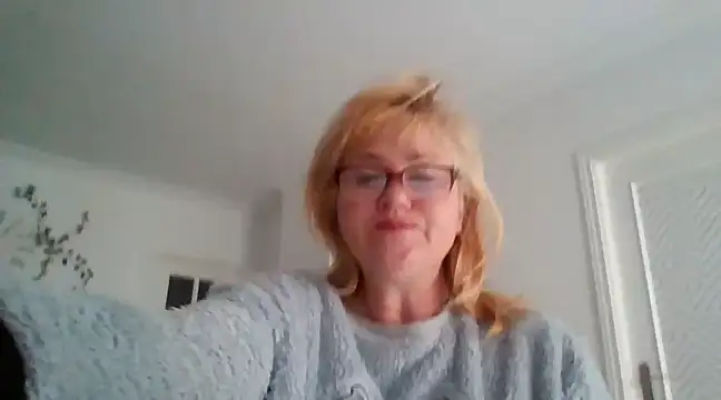 Snapshot of Luzia-Sal chatting on March 2025 08:04:02 AM Luzia-Sal online show from March 2025 08:04:02 AM