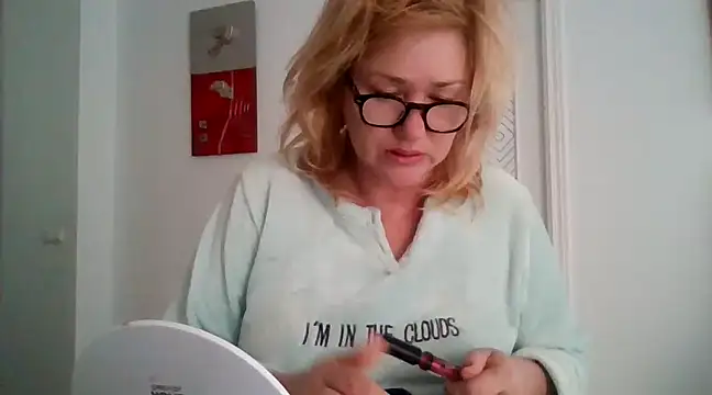 Snapshot of Luzia-Sal chatting on March 2025 08:04:02 AM Luzia-Sal online show from March 2025 08:04:02 AM