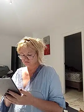 Snapshot of Luzia-Sal chatting on September 2025 06:02:01 AM Luzia-Sal online show from September 2025 06:02:01 AM