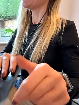 Phoebe Lily online show from November 2025 01:33:02 PM