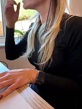 Phoebe Lily online show from November 2025 09:42:02 AM