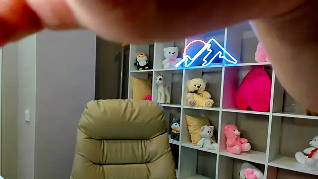 Alisa Suun online show from March 2025 12:00:01 AM