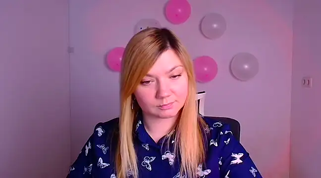 Snapshot of Lola_moree chatting on February 2025 12:38:02 PM Lola moree online show from February 2025 12:38:02 PM