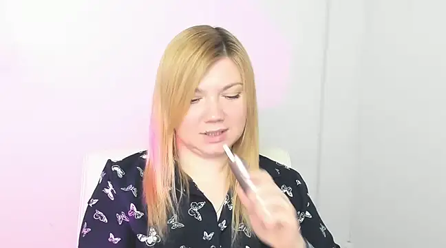 Snapshot of Lola_moree chatting on March 2025 12:25:02 PM Lola moree online show from March 2025 12:25:02 PM