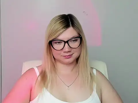 Snapshot of Lola_moree chatting on September 2025 11:42:01 AM Lola moree online show from September 2025 11:42:01 AM