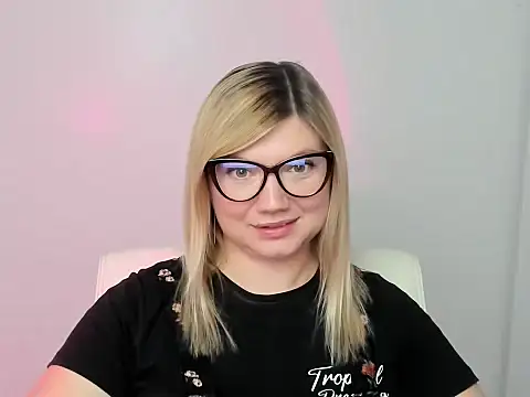 Snapshot of Lola_moree chatting on September 2025 11:56:02 AM Lola moree online show from September 2025 11:56:02 AM