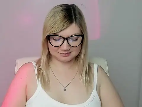 Snapshot of Lola_moree chatting on September 2025 11:48:01 AM Lola moree online show from September 2025 11:48:01 AM