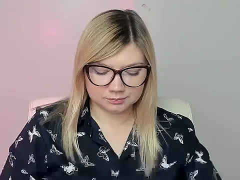 Snapshot of Lola_moree chatting on October 2025 12:26:01 PM Lola moree online show from October 2025 12:26:01 PM