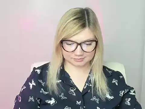 Snapshot of Lola_moree chatting on November 2025 12:59:02 PM Lola moree online show from November 2025 12:59:02 PM