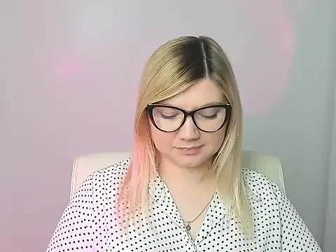 Snapshot of Lola_moree chatting on November 2025 12:49:02 PM Lola moree online show from November 2025 12:49:02 PM