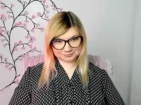 Snapshot of Lola_moree chatting on December 2025 12:42:02 PM Lola moree online show from December 2025 12:42:02 PM