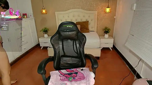 Hadley  online show from April 2026 03:28:02 AM